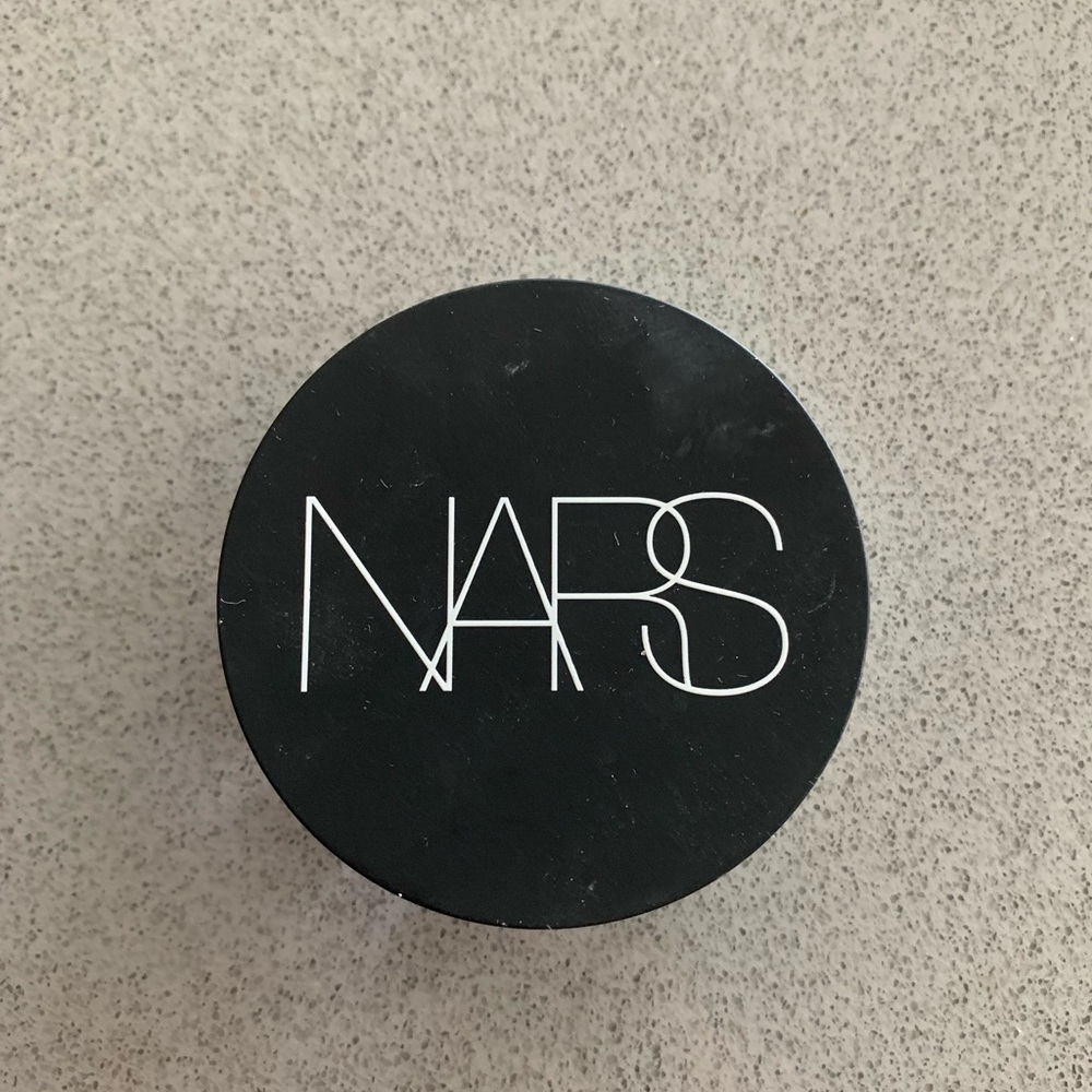 Light reflecting loose setting powder